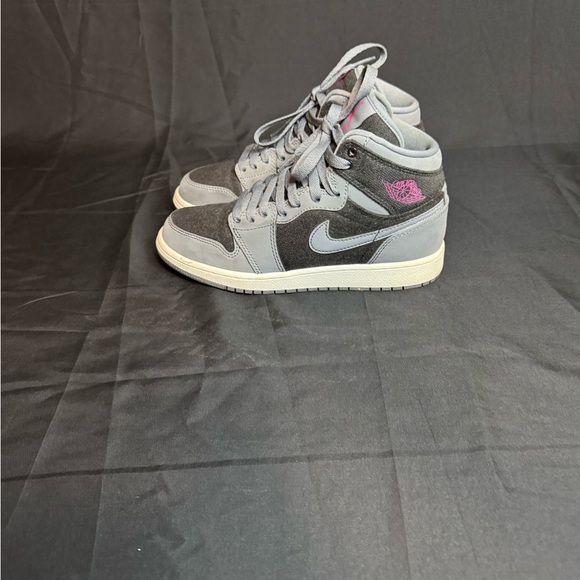 Jordan Kids Sneakers in Gray and Black with Pink Details - Picture 5 of 10